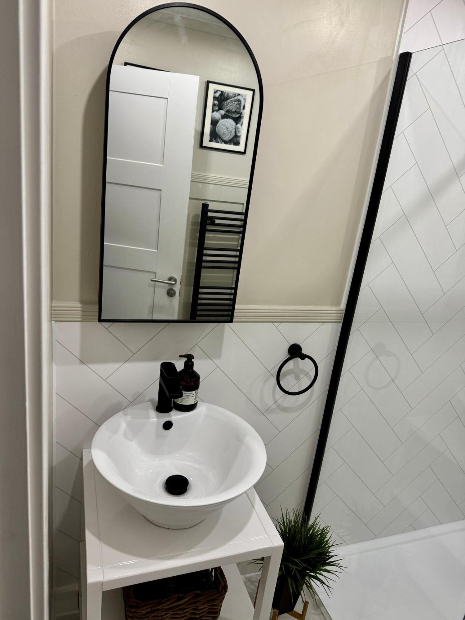 Holly Lodge - 2 X Kingsize Bedrooms With Private Entrance And Free Parking-New Shower Room 오반 외부 사진